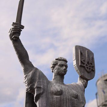 Скульптура з картону Батьківщина-Мати XXL (2,4 метри заввишки) GREATMOTHERUA фото