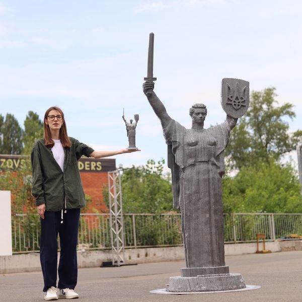 Скульптура з картону Батьківщина-Мати XXL (2,4 метри заввишки) GREATMOTHERUA фото