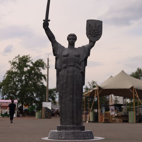 Скульптура з картону Батьківщина-Мати XXL (2,4 метри заввишки) GREATMOTHERUA фото