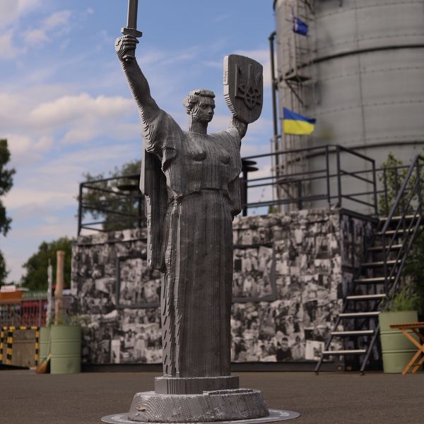 Скульптура з картону Батьківщина-Мати XXL (2,4 метри заввишки) GREATMOTHERUA фото
